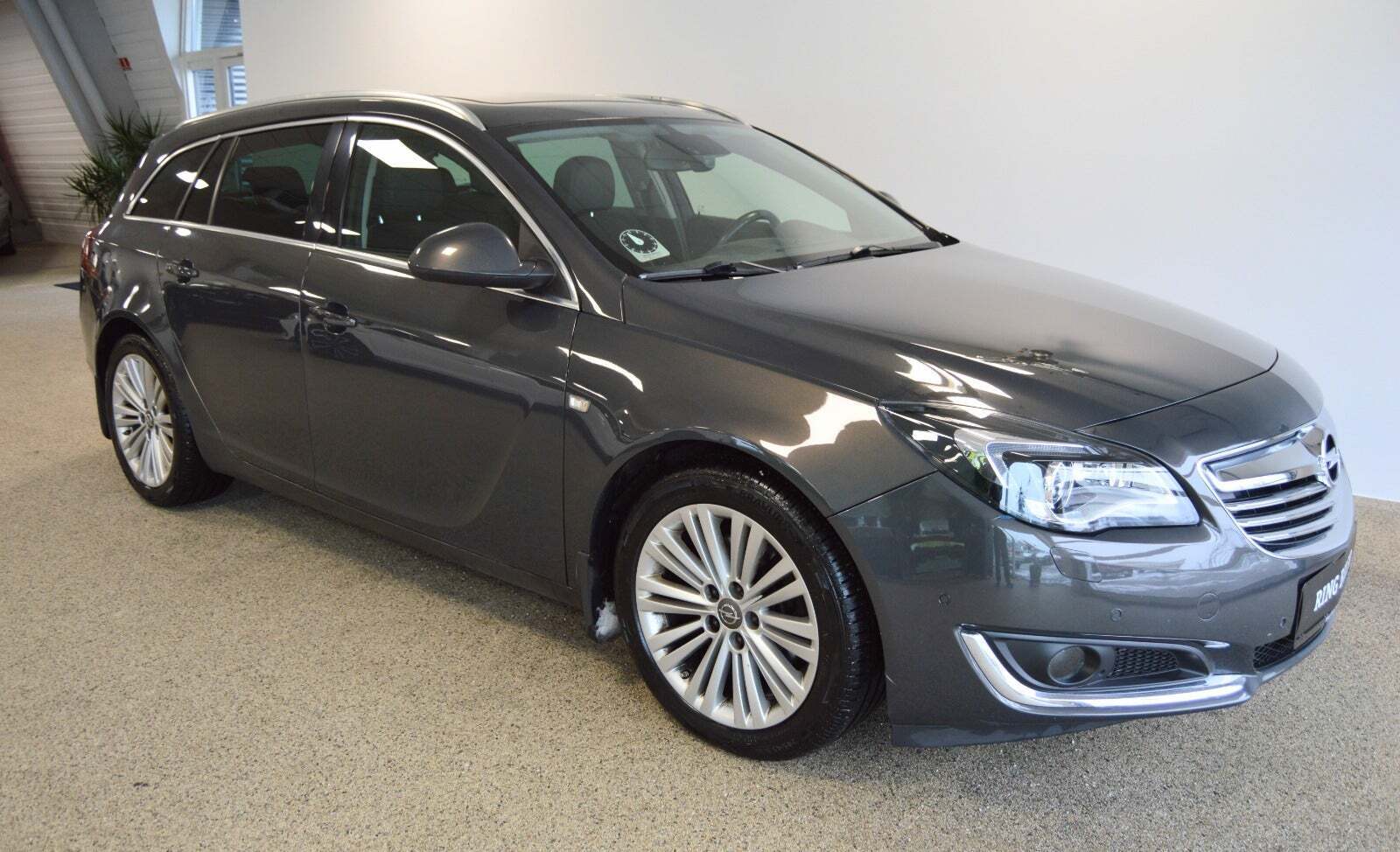 Grå Opel Insignia fra 2014