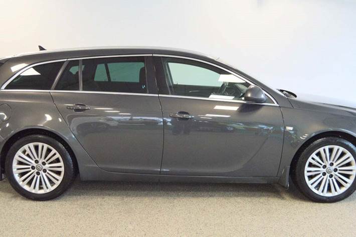 Grå Opel Insignia fra 2014