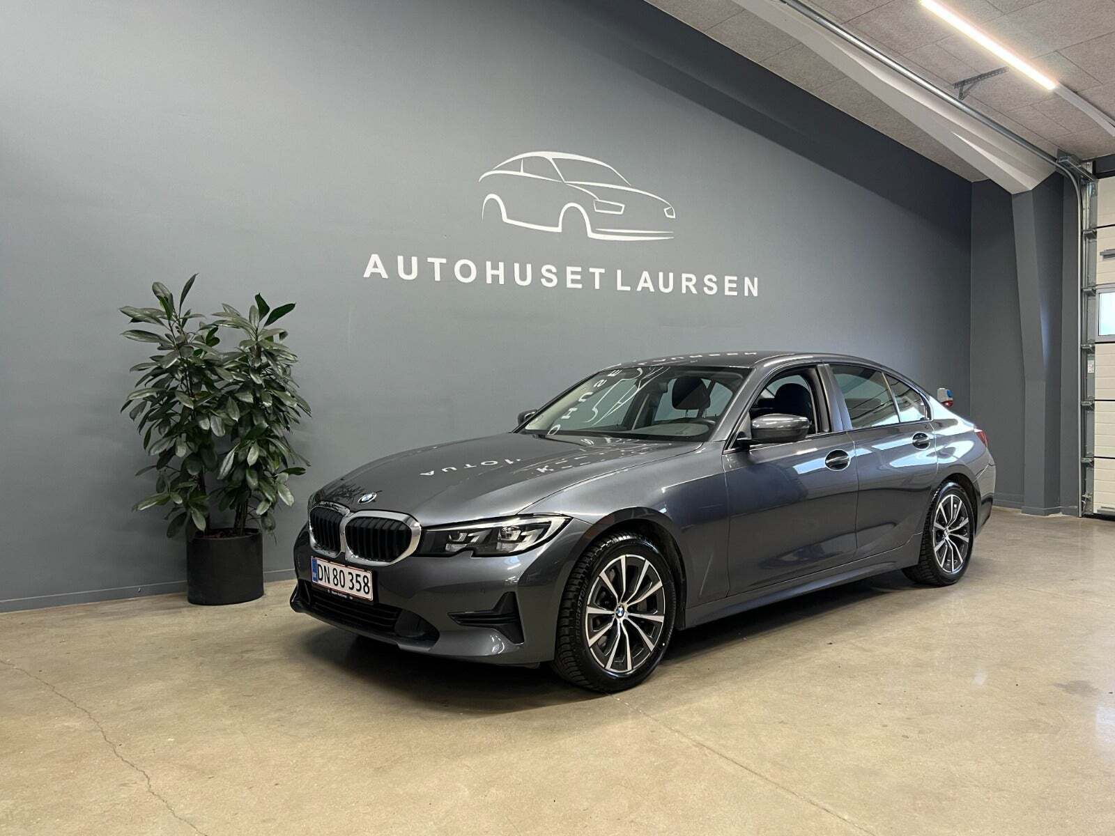 Grå BMW 330i fra 2019 set udefra