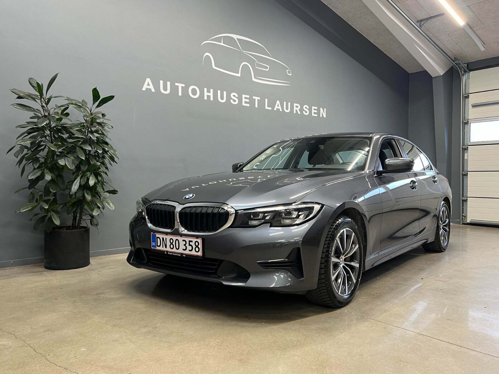 Grå BMW 330i fra 2019 set udefra