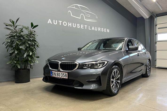 Grå BMW 330i fra 2019 set udefra