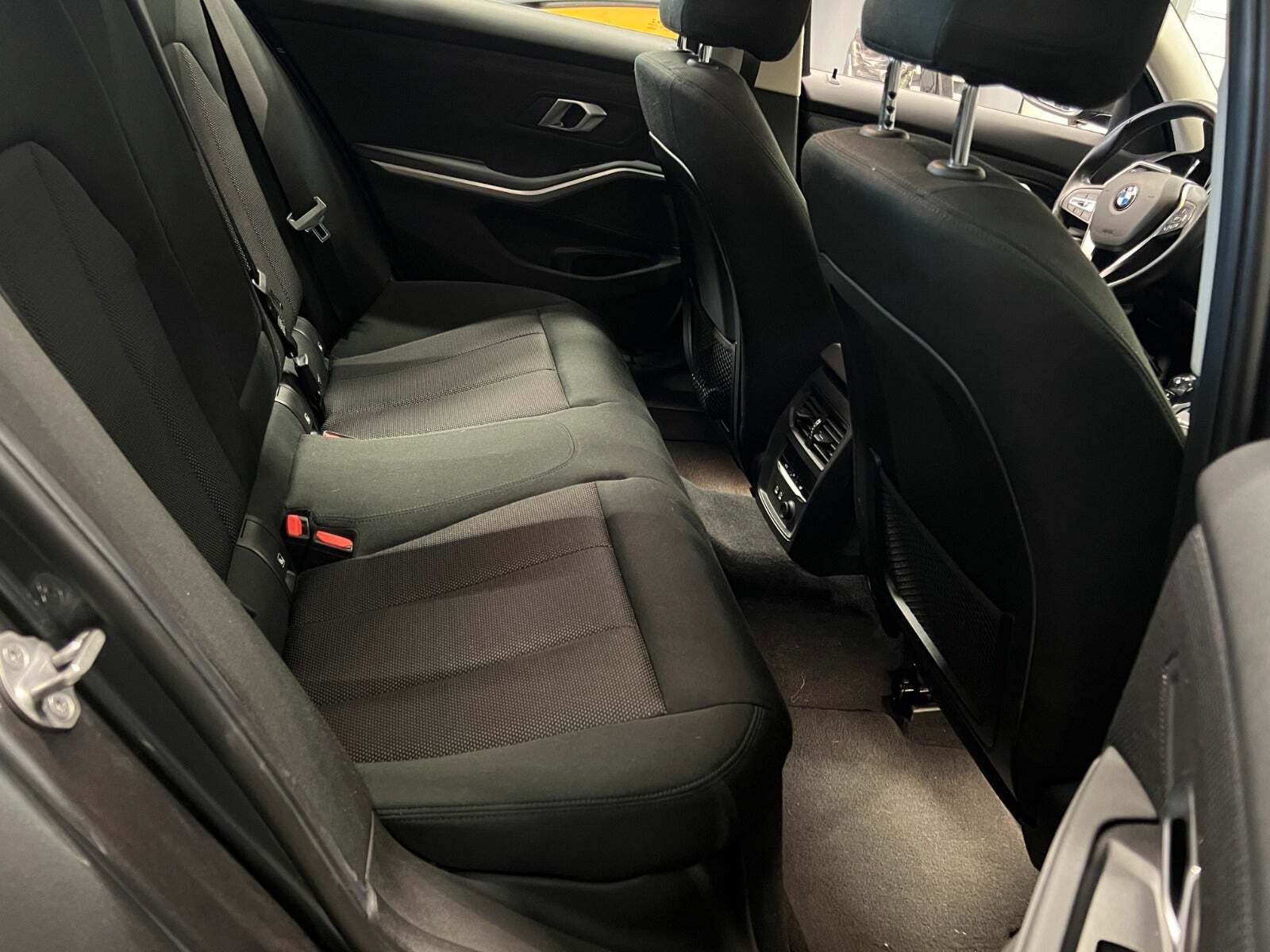 Grå BMW 330i fra 2019