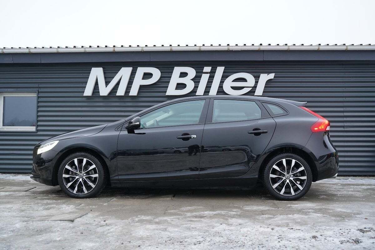 Sort Volvo V40 fra 2019