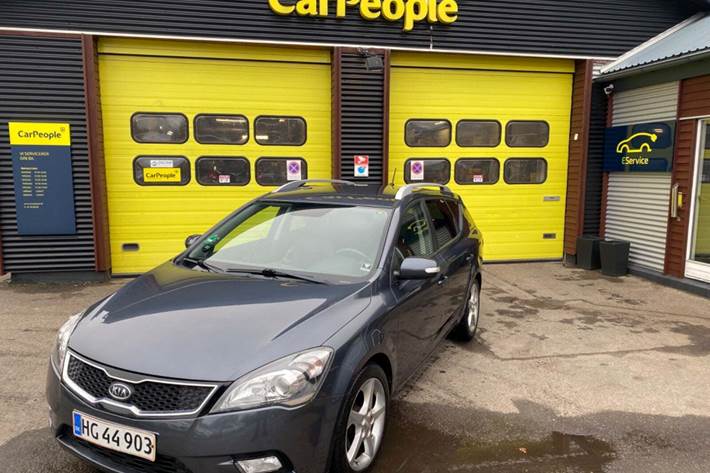 Grå Kia Ceed fra 2012 set udefra