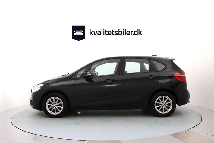 Sort BMW 220i fra 2018 set udefra