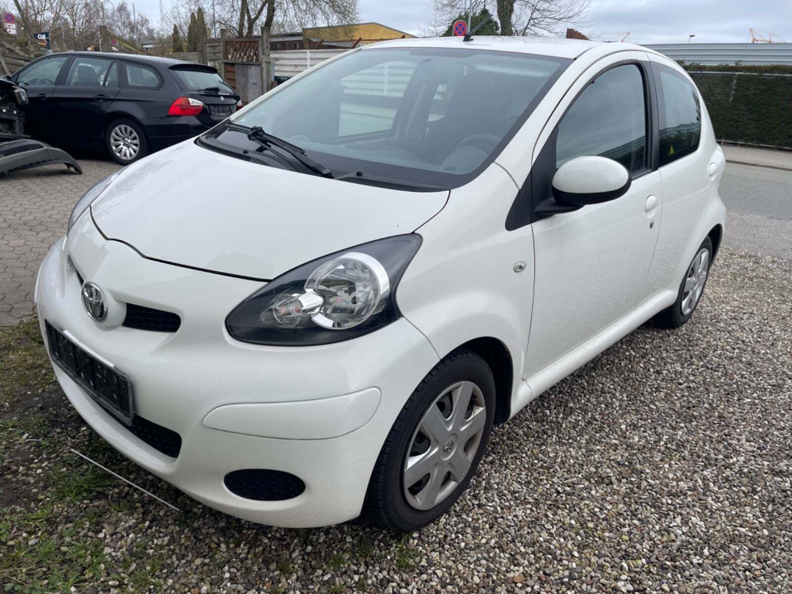 Hvid Toyota Aygo fra 2011