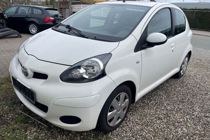 Hvid Toyota Aygo fra 2011