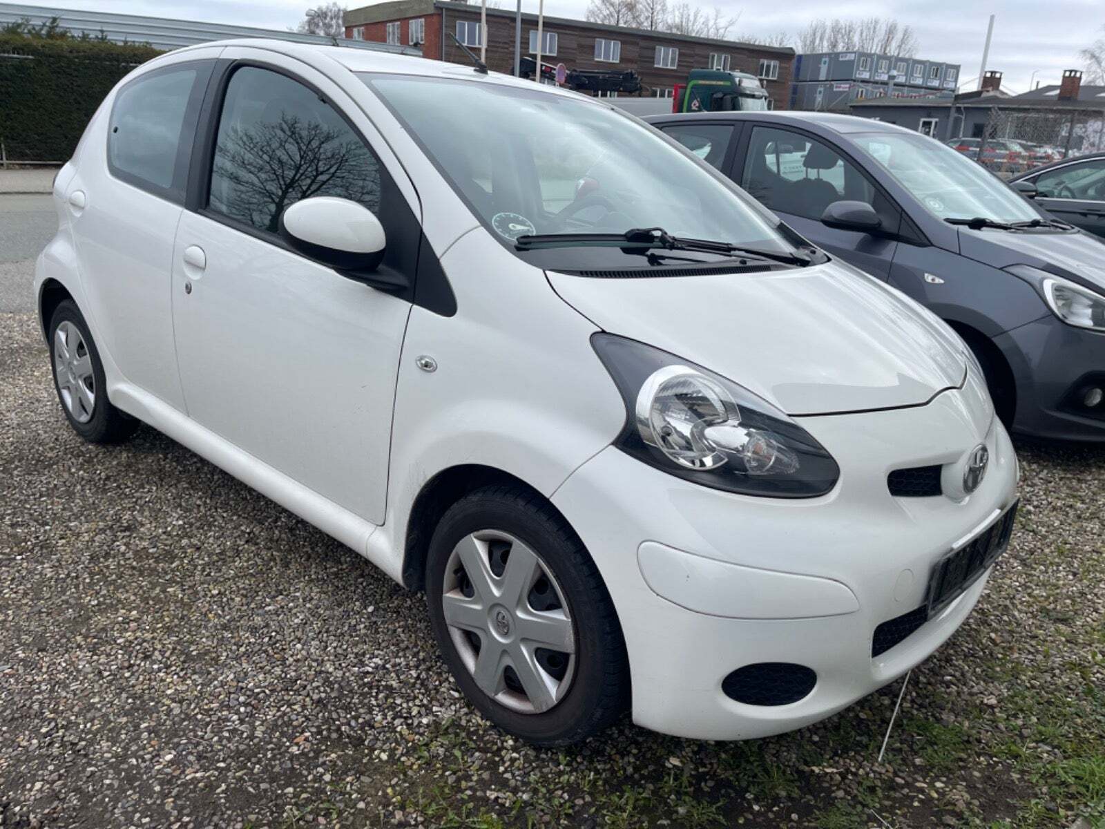 Hvid Toyota Aygo fra 2011