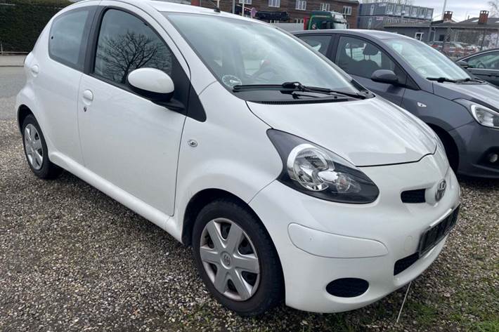 Hvid Toyota Aygo fra 2011