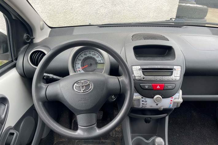 Hvid Toyota Aygo fra 2011