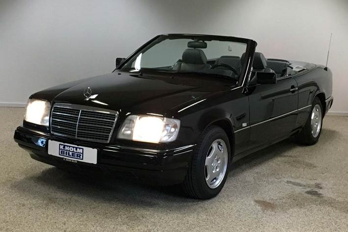Sort Mercedes E220 fra 1996 set udefra