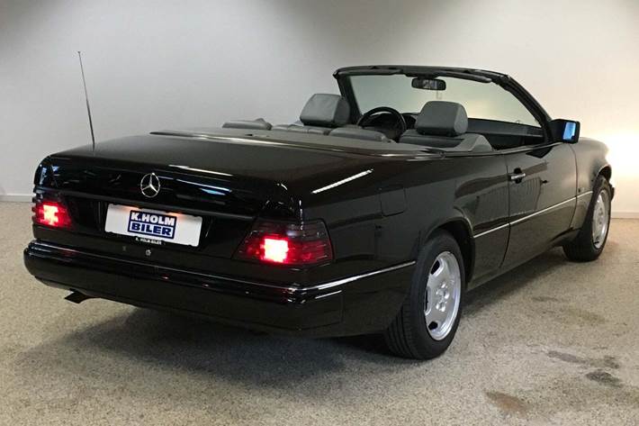 Sort Mercedes E220 fra 1996 set udefra