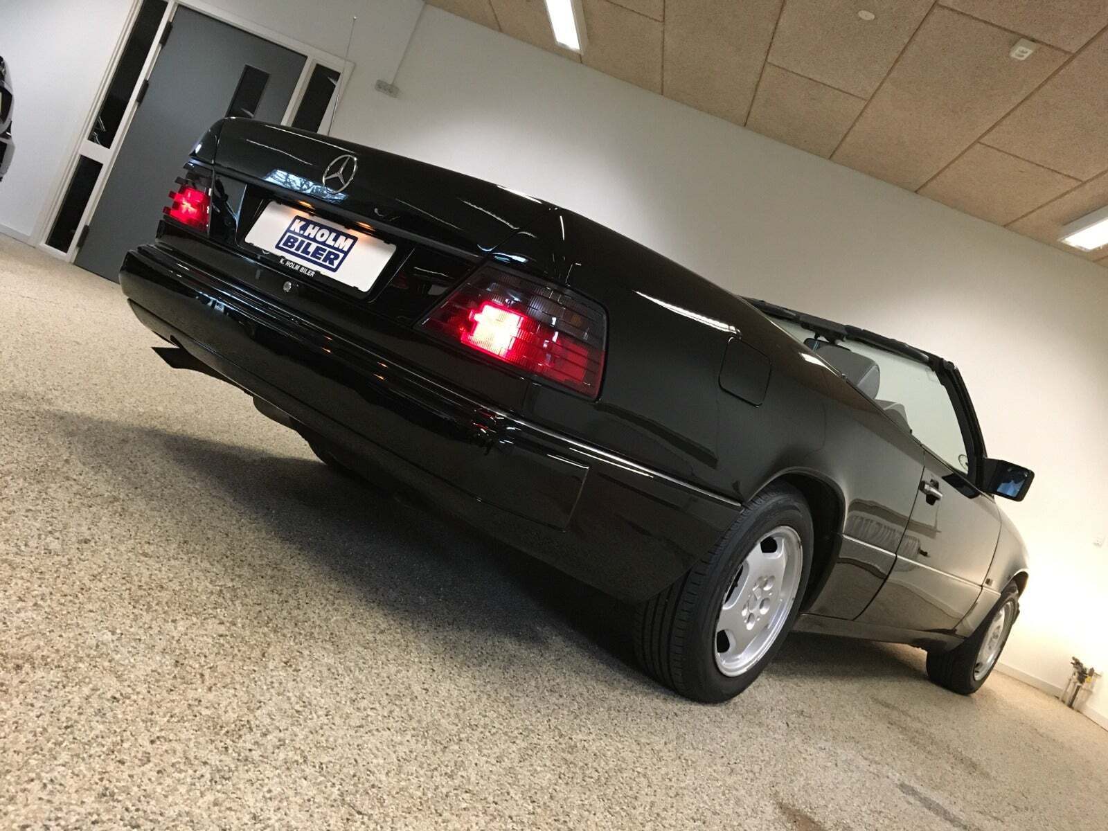 Sort Mercedes E220 fra 1996 set udefra