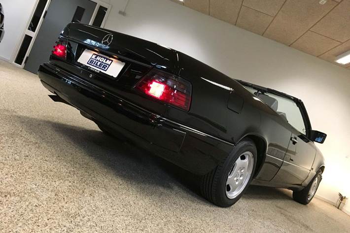 Sort Mercedes E220 fra 1996 set udefra