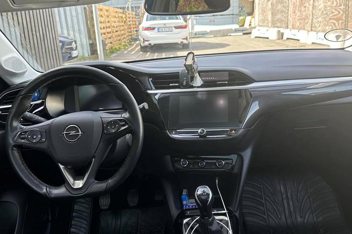 Blå Opel Corsa fra 2021