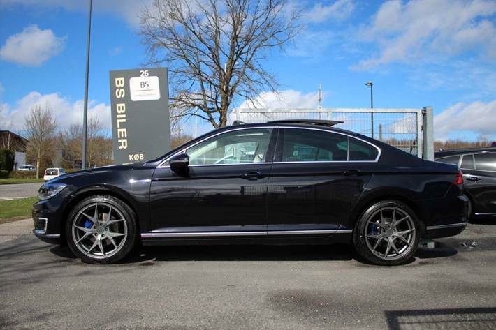 Sort VW Passat fra 2017