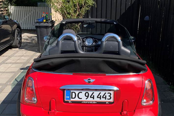 Rød Mini Cooper Cabriolet fra 2008