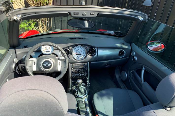 Rød Mini Cooper Cabriolet fra 2008