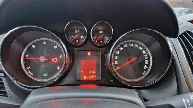 Grå Opel Zafira fra 2014