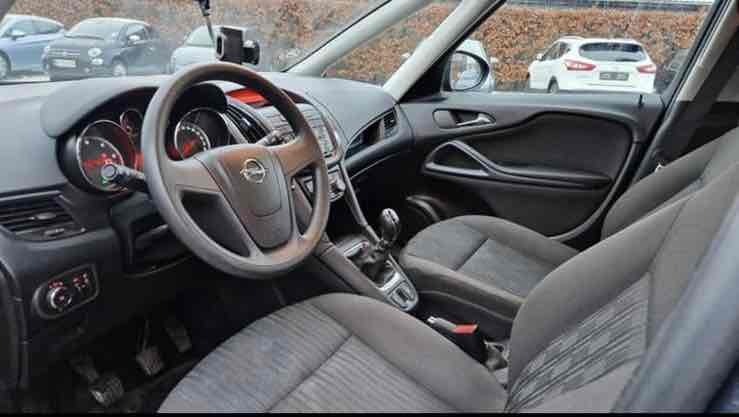 Grå Opel Zafira fra 2014