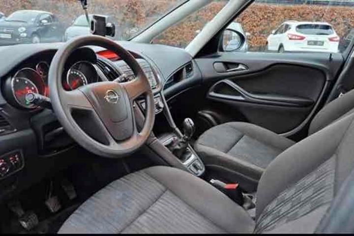 Grå Opel Zafira fra 2014