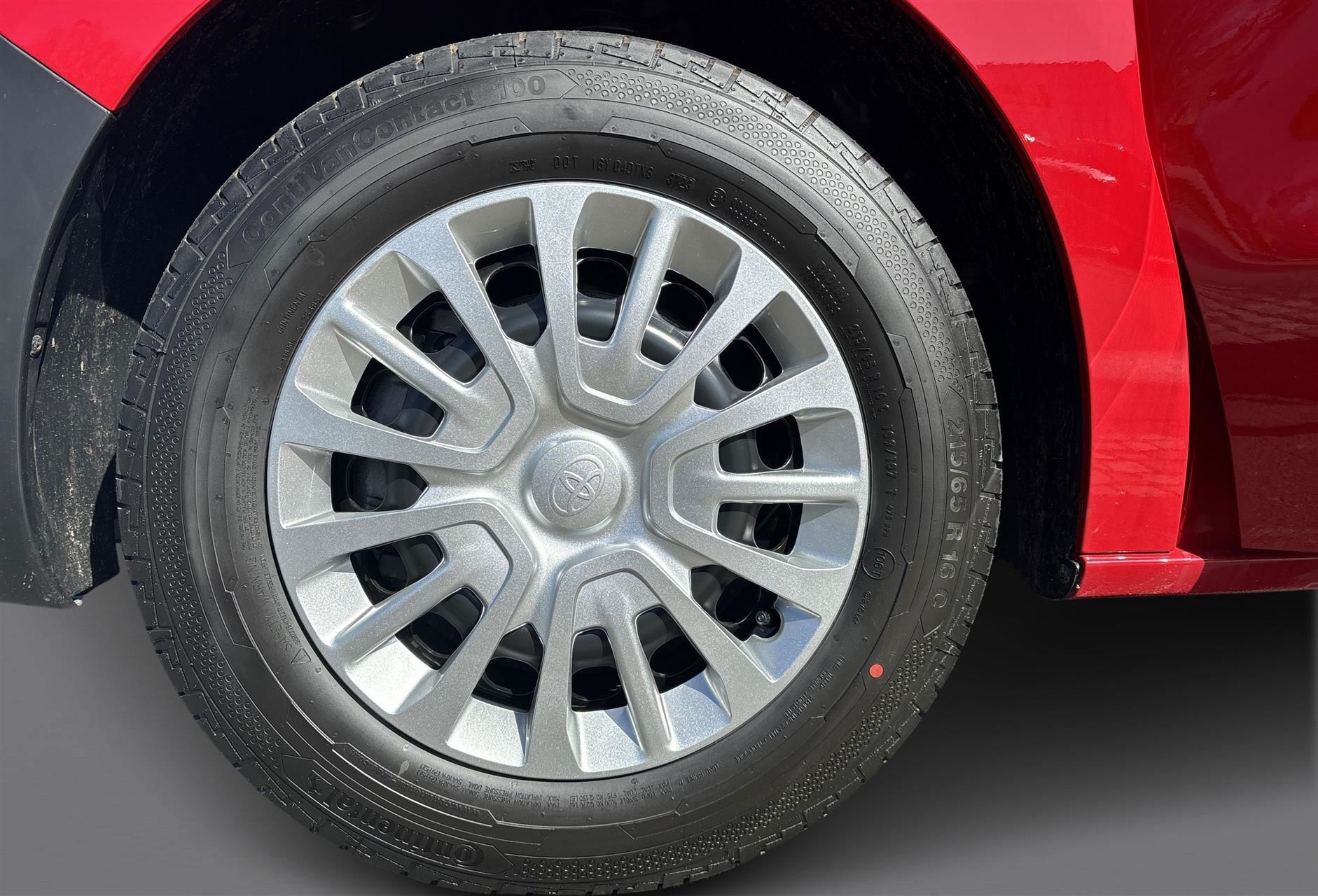 Rød Toyota ProAce fra 2024