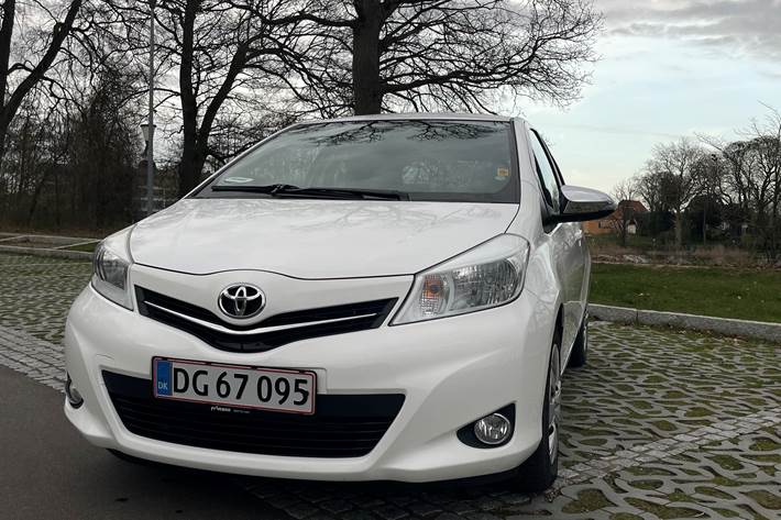 Hvid Toyota Yaris fra 2013