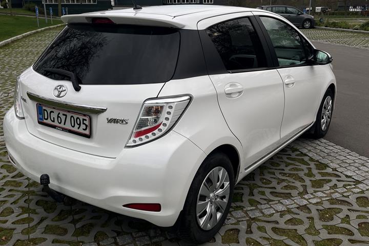 Hvid Toyota Yaris fra 2013