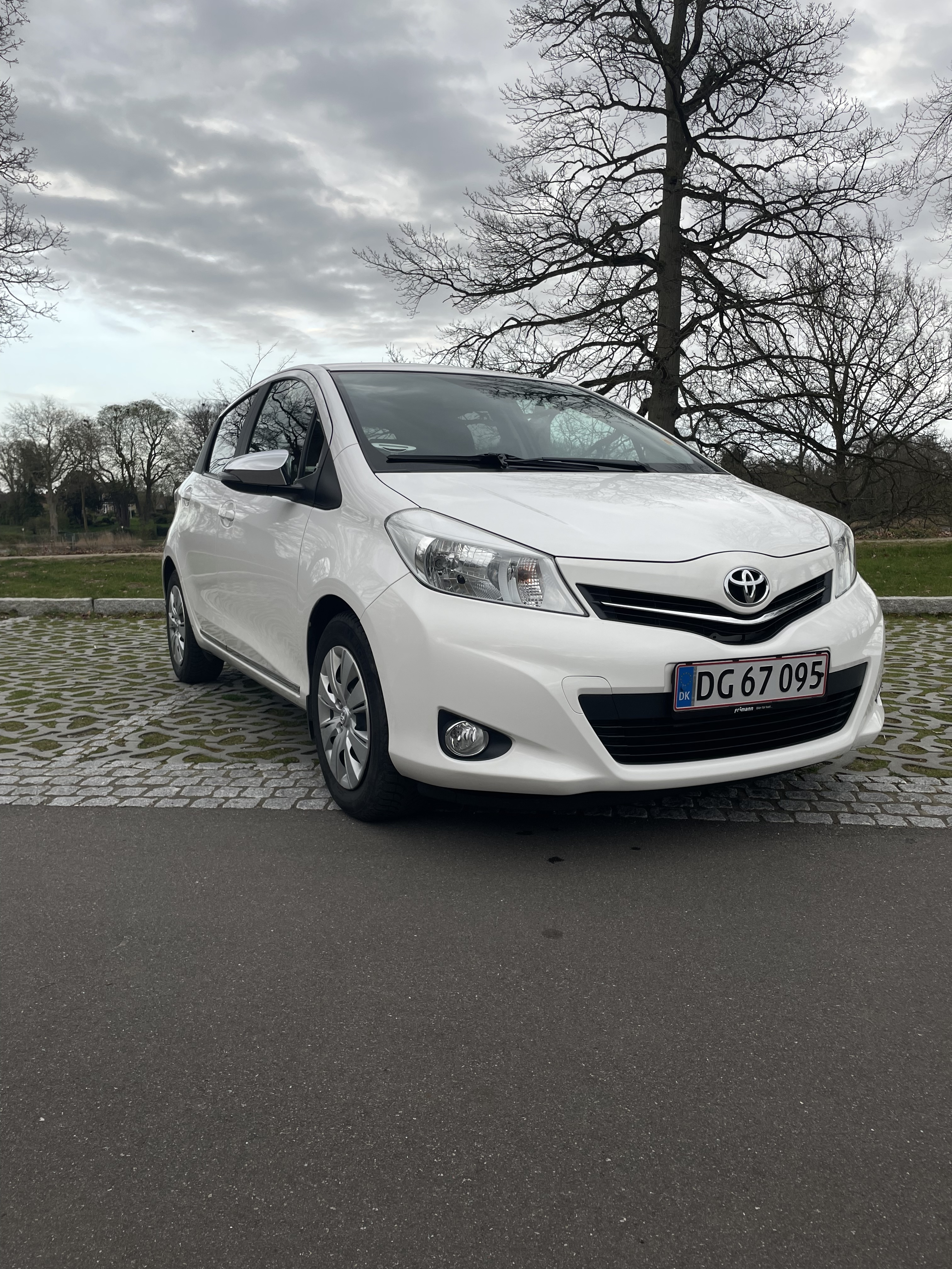Hvid Toyota Yaris fra 2013