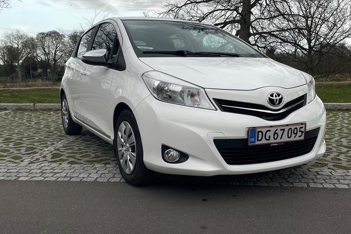 Hvid Toyota Yaris fra 2013