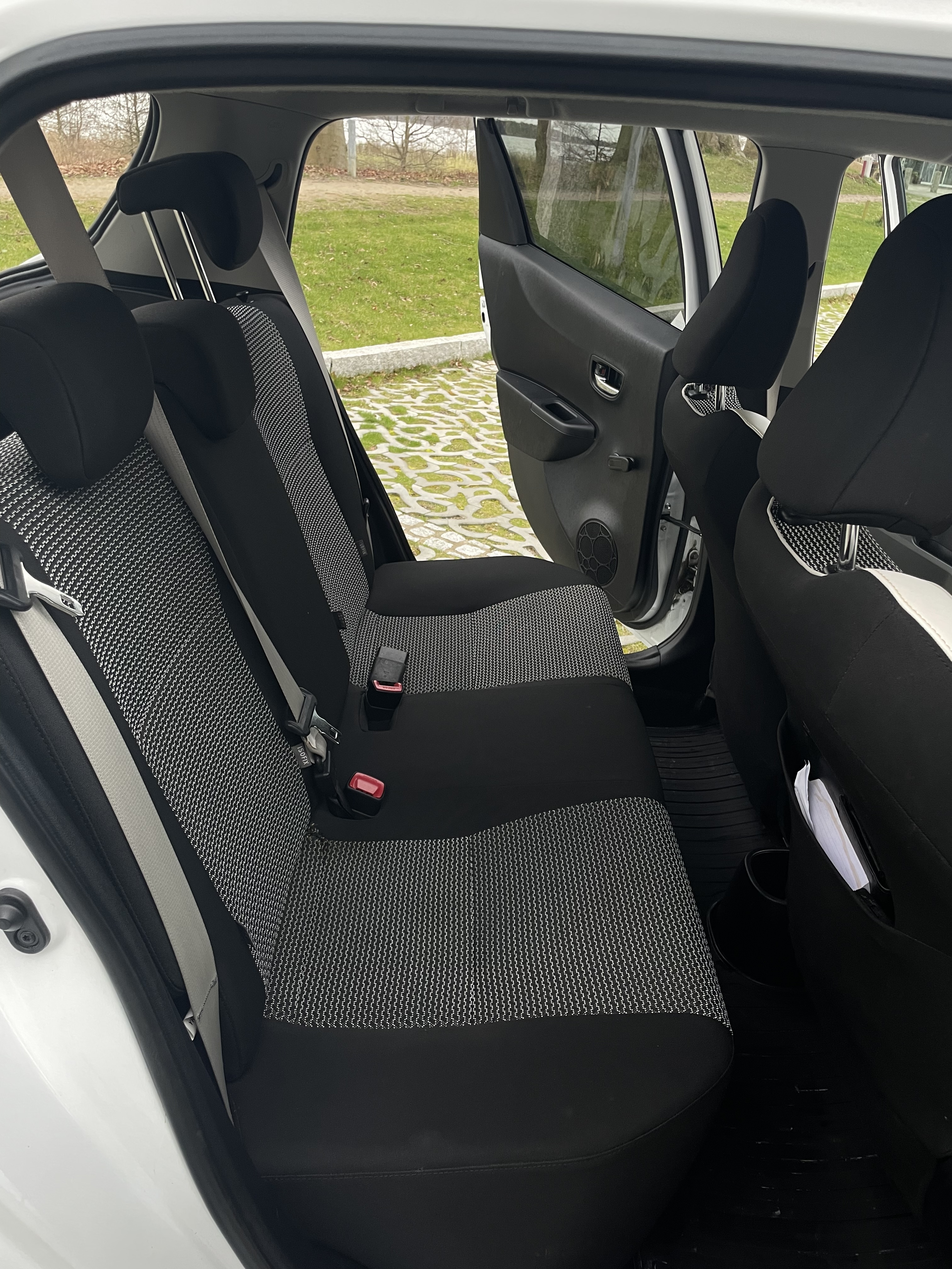 Hvid Toyota Yaris fra 2013