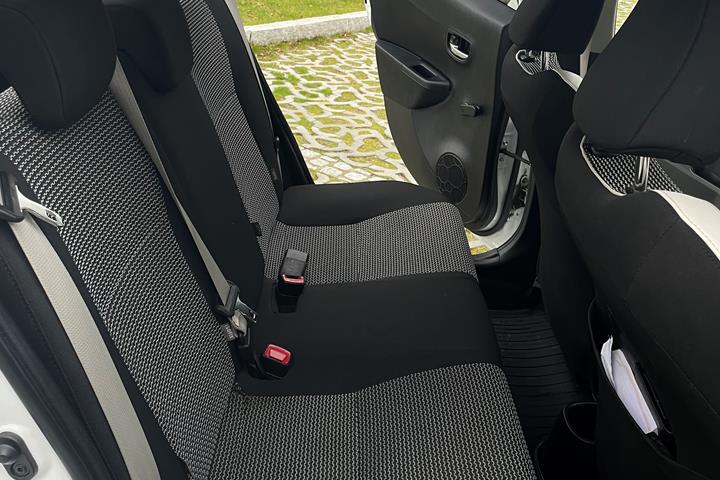 Hvid Toyota Yaris fra 2013