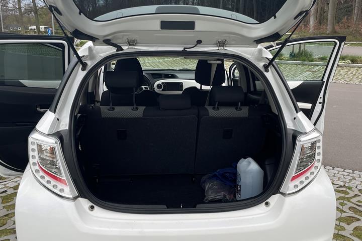 Hvid Toyota Yaris fra 2013