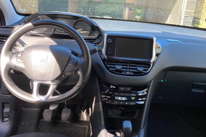 Sort Peugeot 208 fra 2017