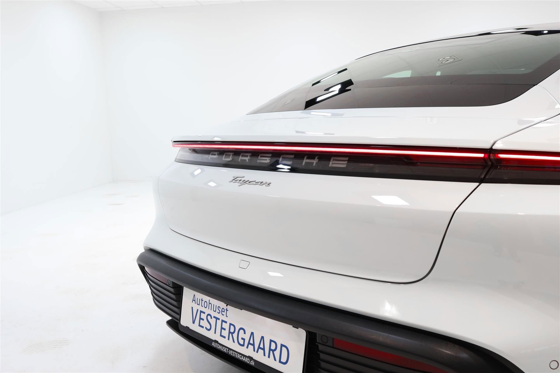 Hvid Porsche Taycan fra 2021