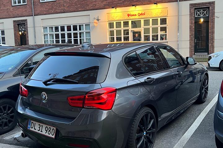 Grå BMW 1-Serie fra 2018
