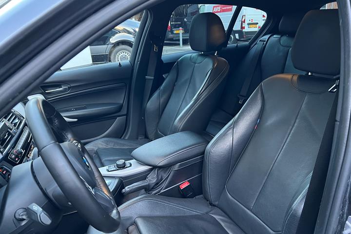 Grå BMW 1-Serie fra 2018