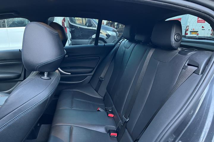 Grå BMW 1-Serie fra 2018