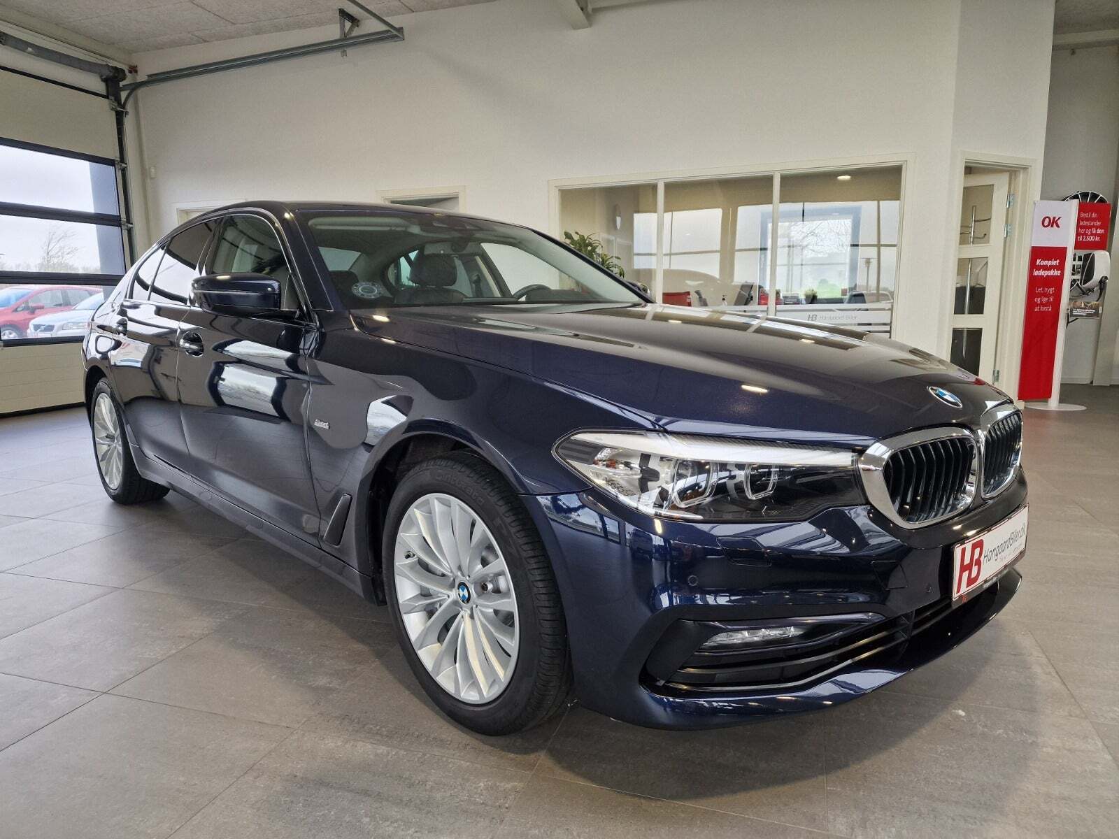 Sort BMW 530i fra 2018 set udefra