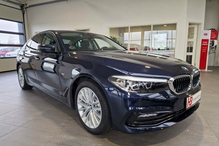 Sort BMW 530i fra 2018 set udefra