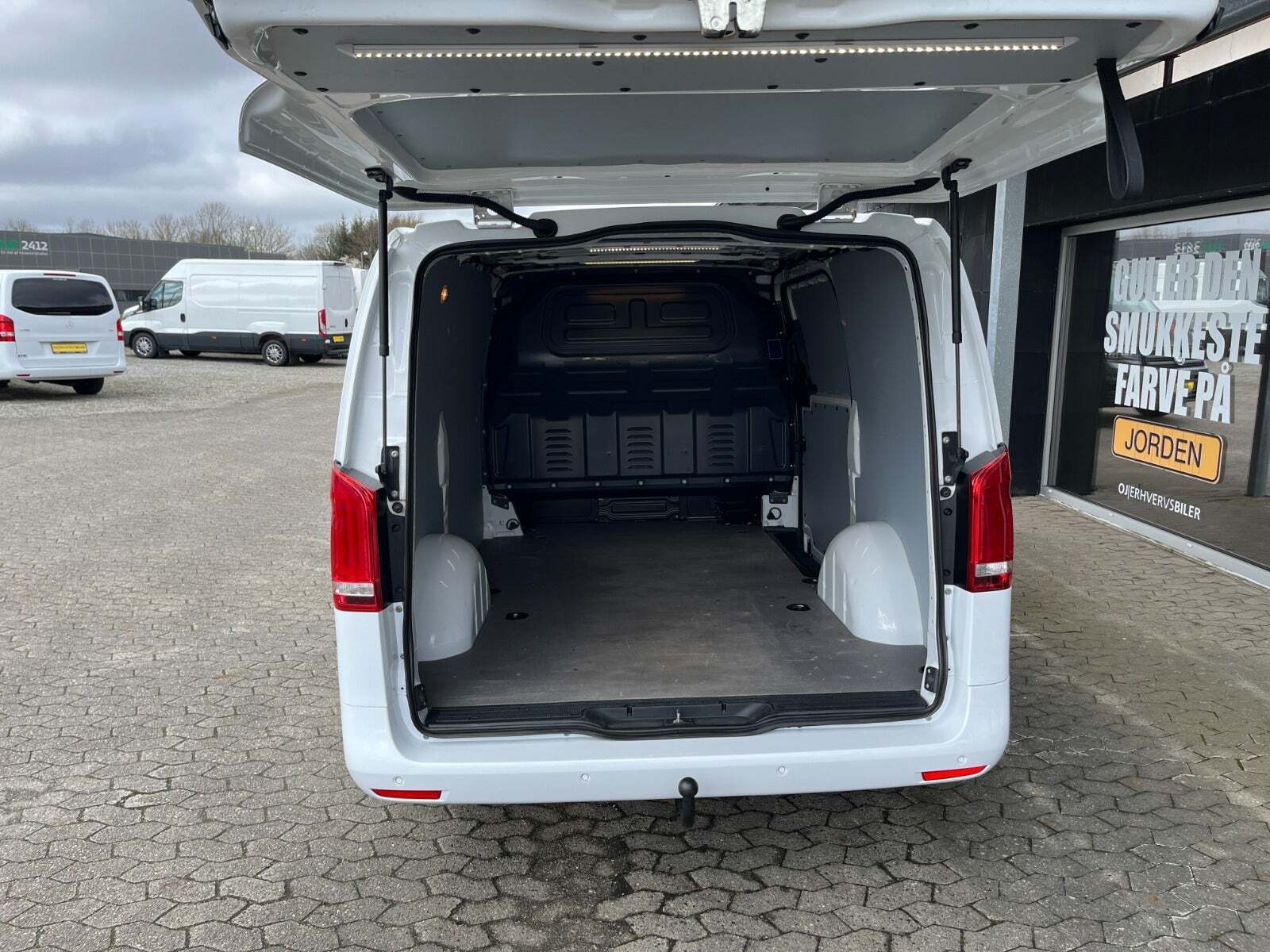 Hvid Mercedes Vito 116 fra 2019