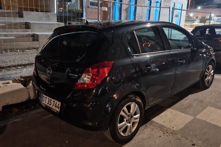 Sort Opel Corsa fra 2012
