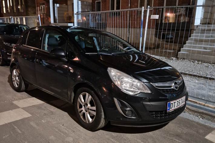 Sort Opel Corsa fra 2012