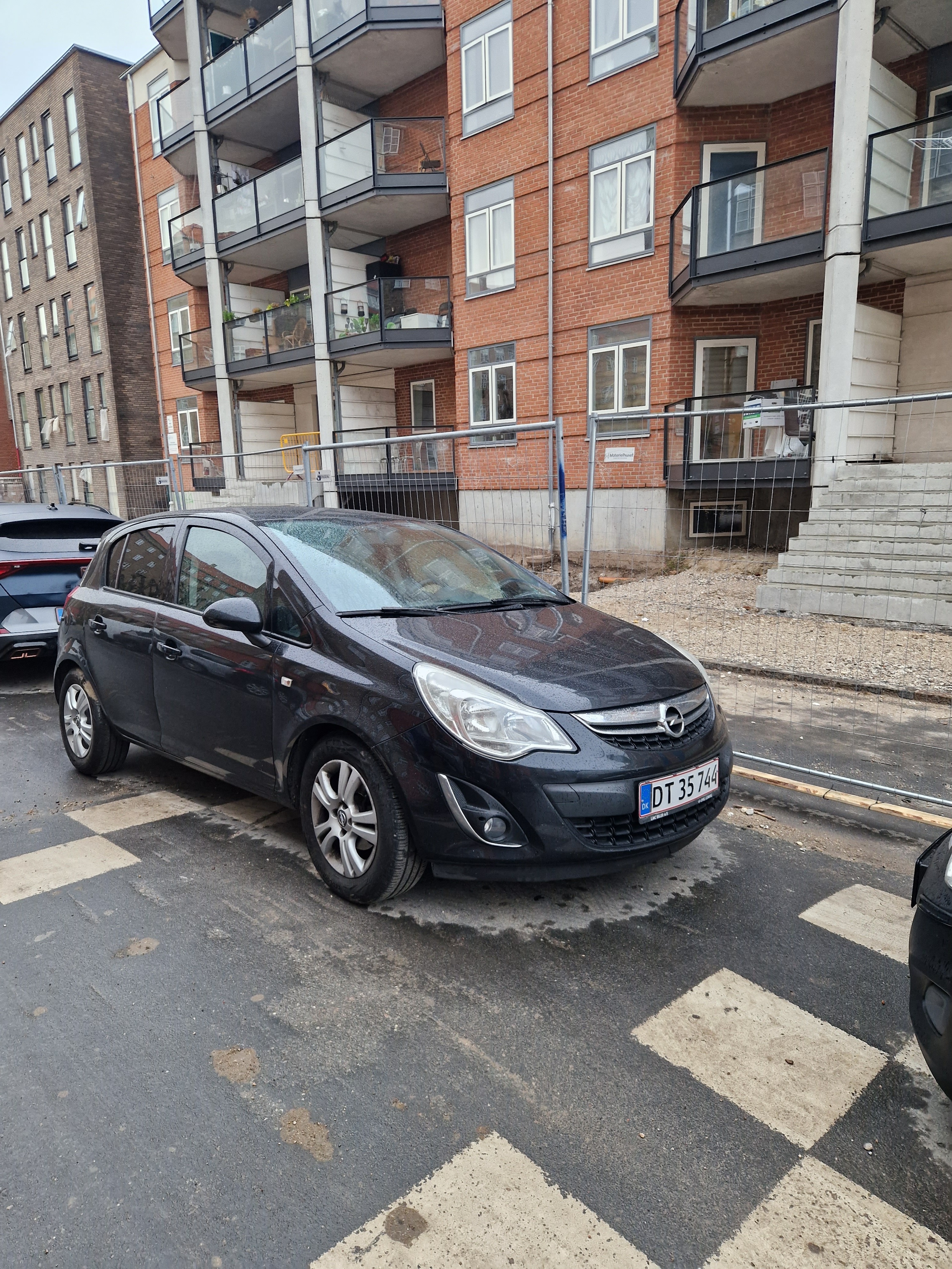 Sort Opel Corsa fra 2012