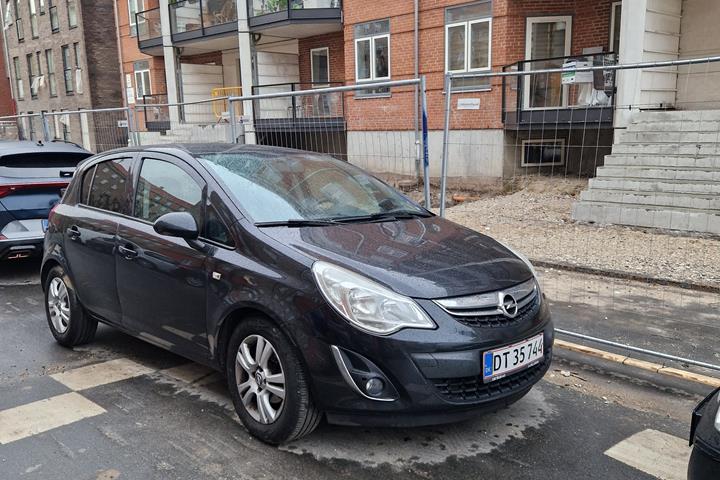 Sort Opel Corsa fra 2012