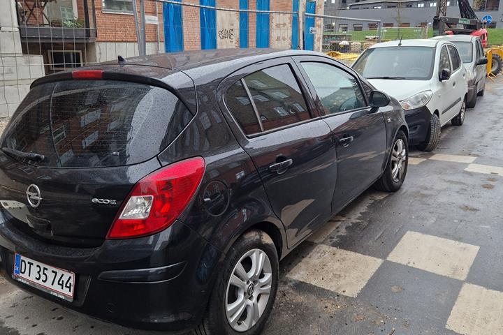 Sort Opel Corsa fra 2012