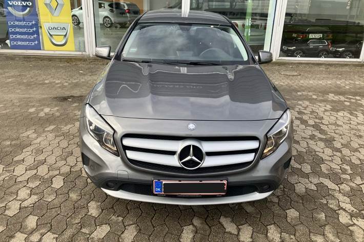 Grå Mercedes GLA200 fra 2014