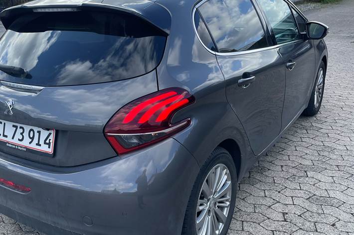 Grå Peugeot 208 fra 2019