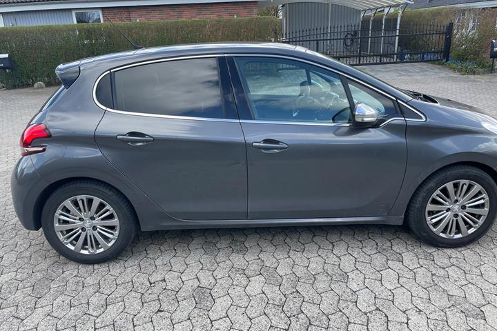 Grå Peugeot 208 fra 2019