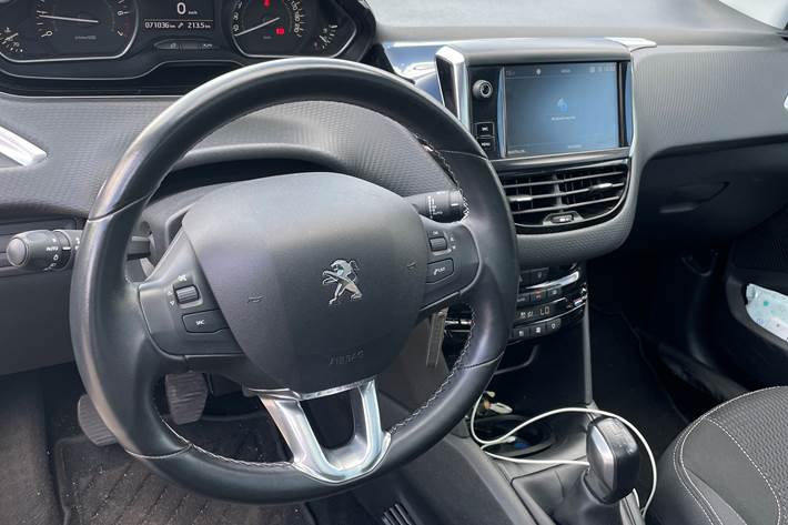 Grå Peugeot 208 fra 2019